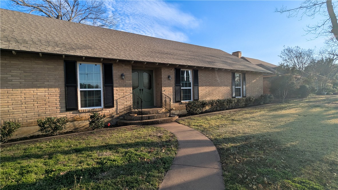 1122 W 6th Street, McGregor, Texas image 2