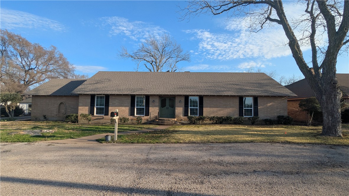 1122 W 6th Street, McGregor, Texas image 1