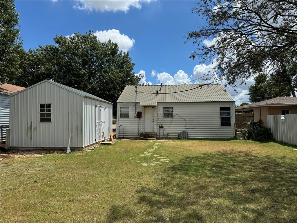 1505 W 10th Street, McGregor, Texas image 3