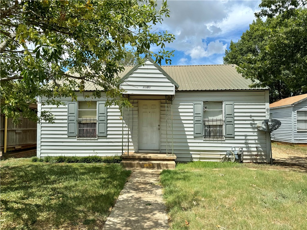 1505 W 10th Street, McGregor, Texas image 1