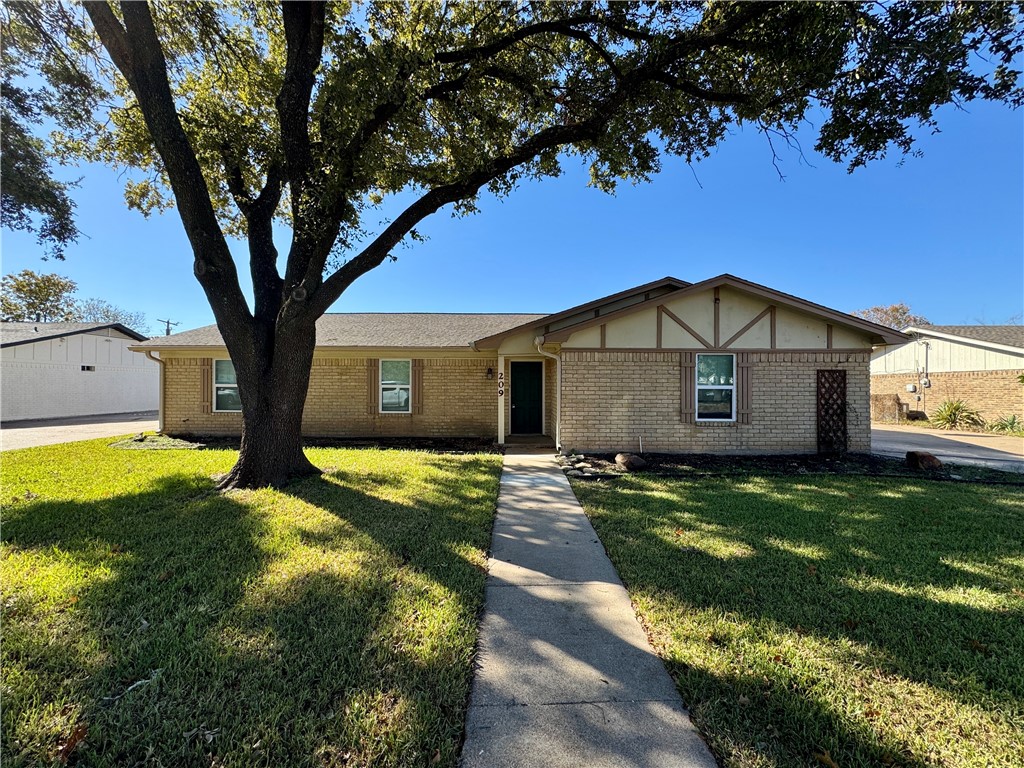 209 Travis Lane, Hewitt, Texas image 1