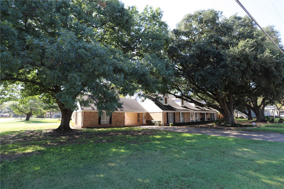 1000 W 6th Street, McGregor, Texas image 2