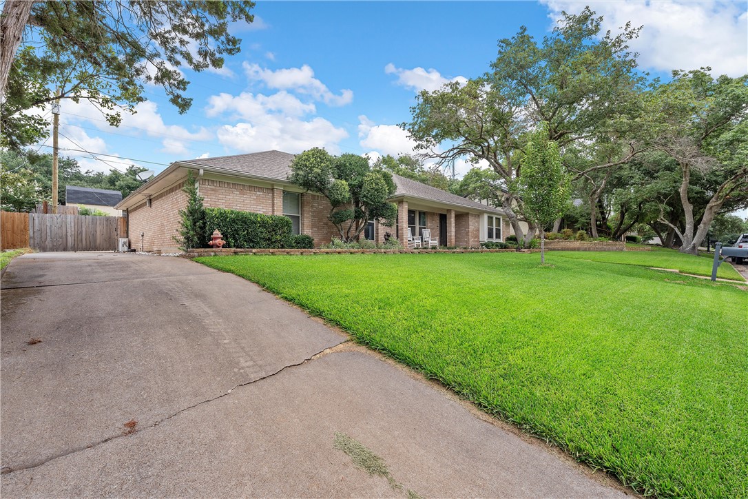 9921 Burgundy Lane, Woodway, Texas image 2