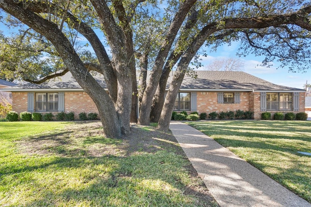 704 Woodland West Drive, Woodway, Texas image 2