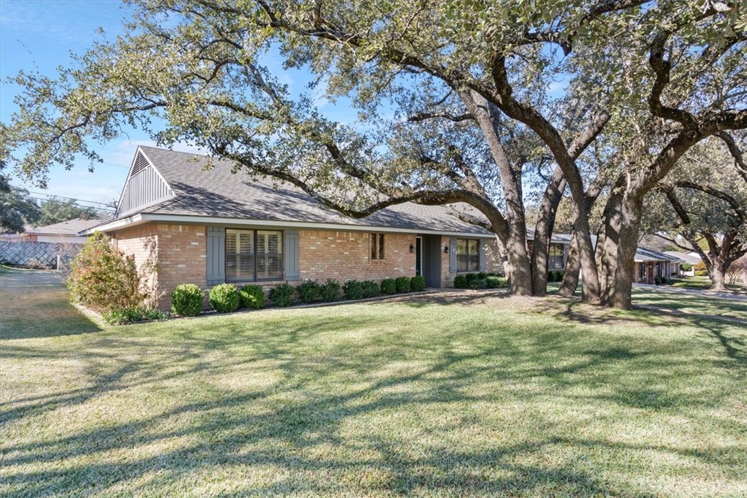 704 Woodland West Drive, Woodway, Texas image 3