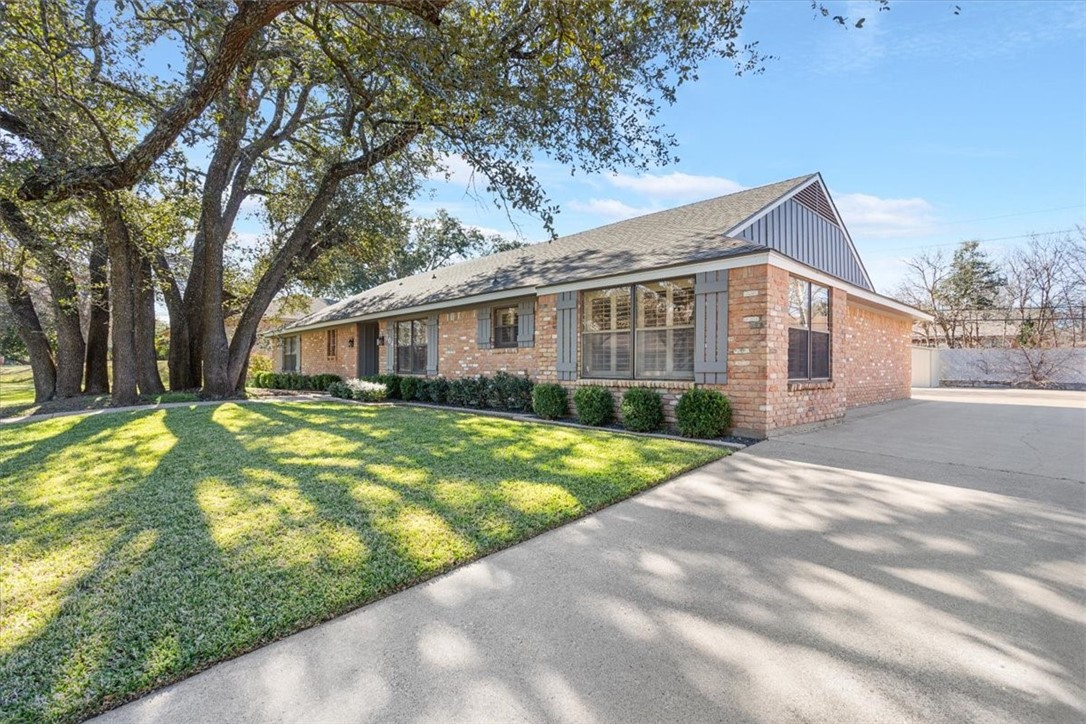 704 Woodland West Drive, Woodway, Texas image 1