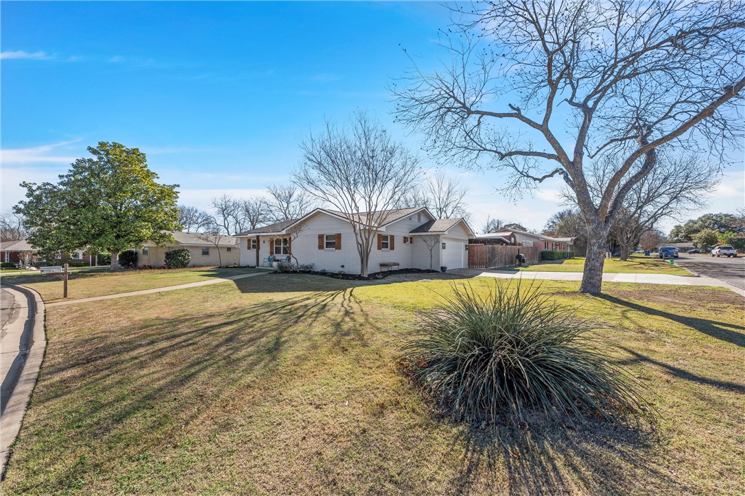 101 Redbud Circle, Hewitt, Texas image 4