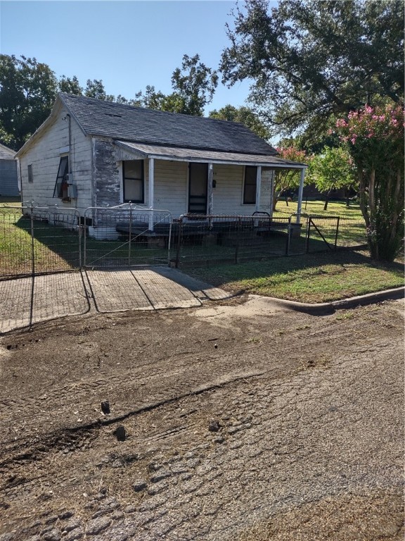 608 N Harrison Street, West, Texas image 1