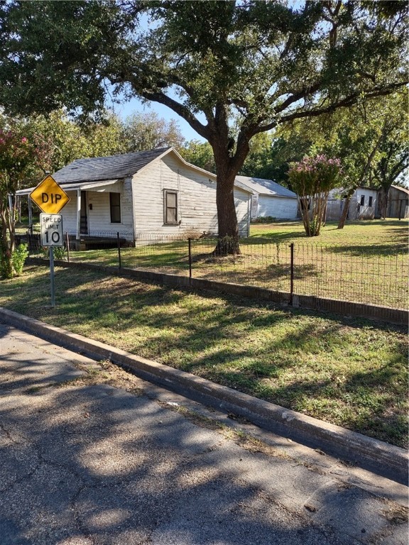 608 N Harrison Street, West, Texas image 2