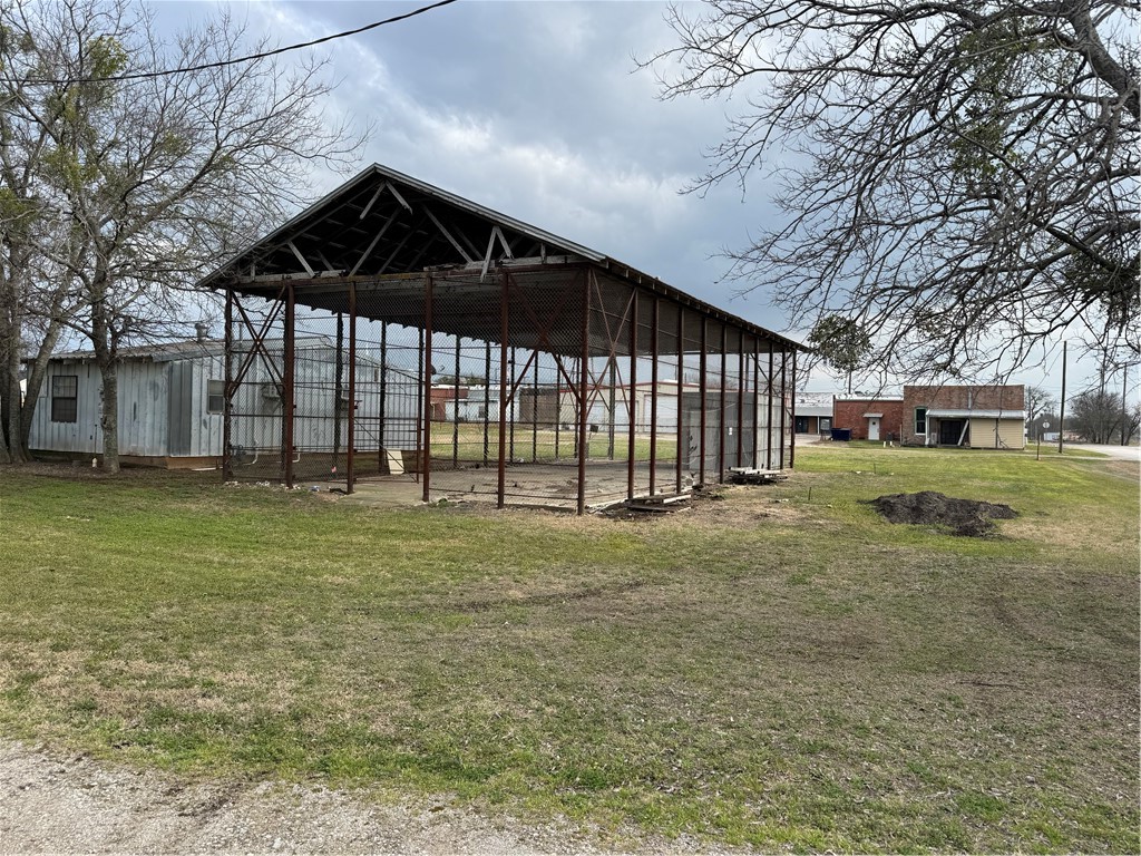 208 E Spruce Street, Abbott, Texas image 4