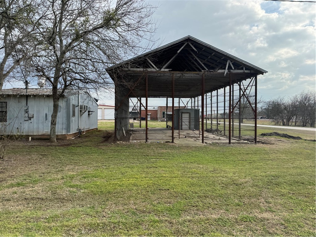 208 E Spruce Street, Abbott, Texas image 5