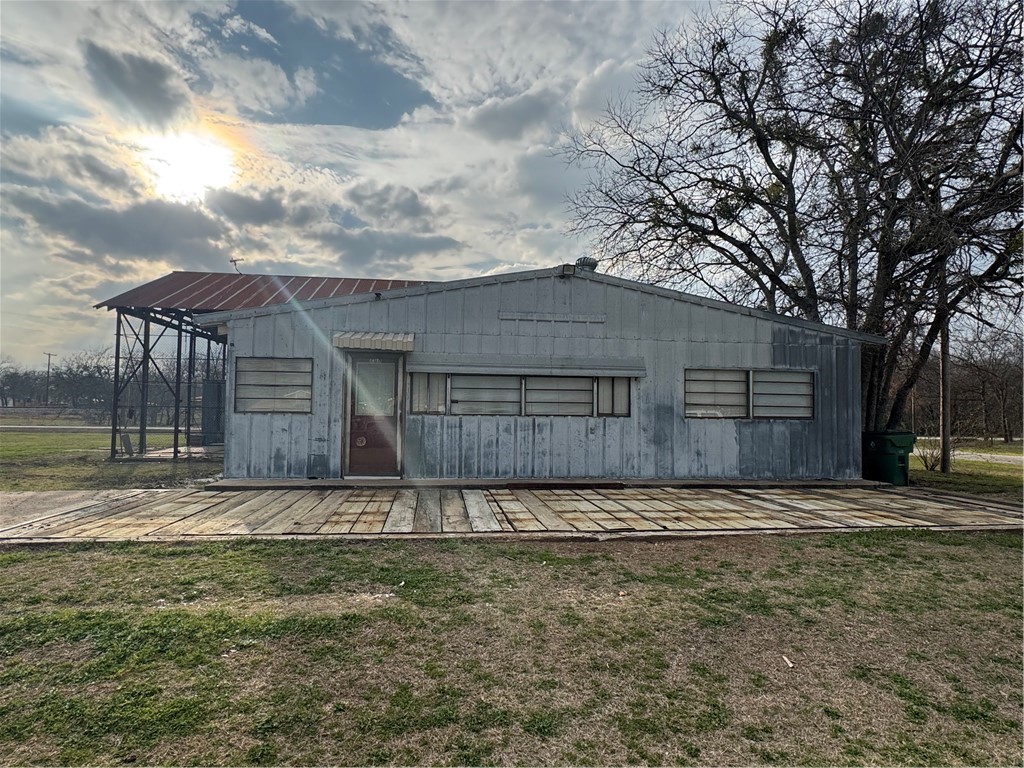 208 E Spruce Street, Abbott, Texas image 1