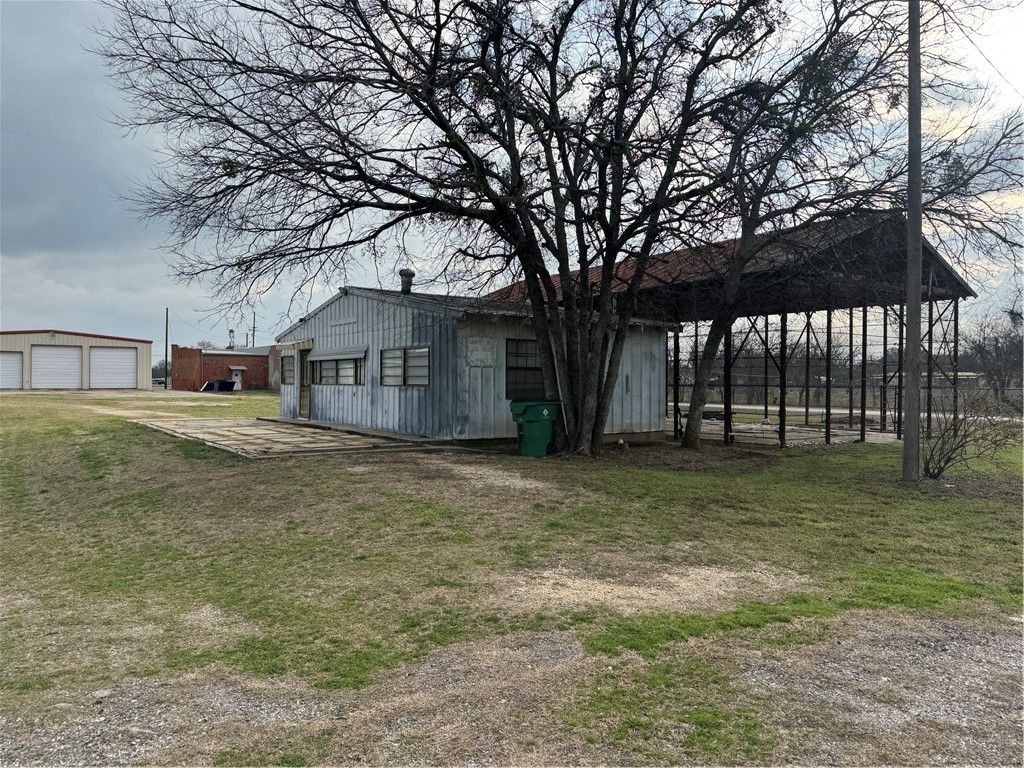 208 E Spruce Street, Abbott, Texas image 6