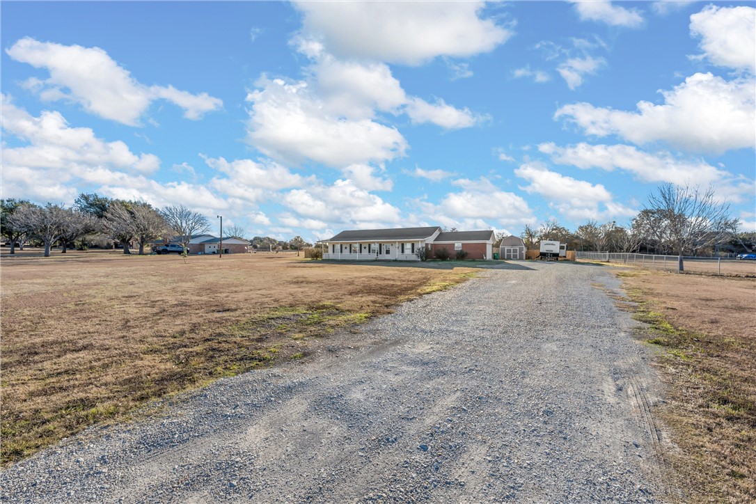 1085 Shilling Drive, Elm Mott, Texas image 2