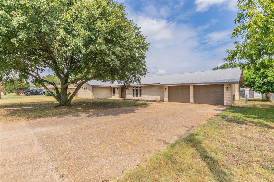 706 Fillmore Street, McGregor, Texas image 2