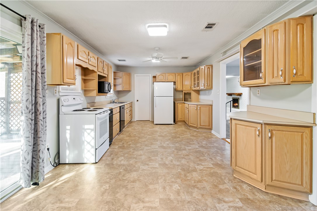 8817 Oakdale Drive, Woodway, Texas image 11