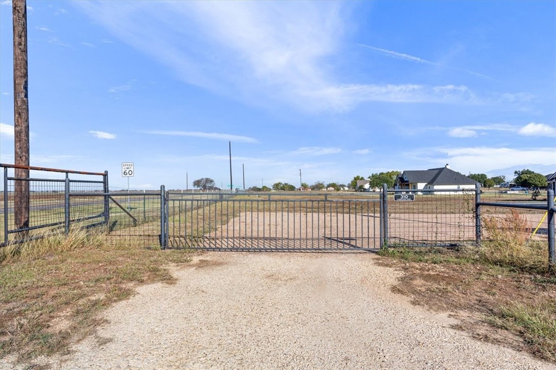 310 Farmview Parkway, McGregor, Texas image 4