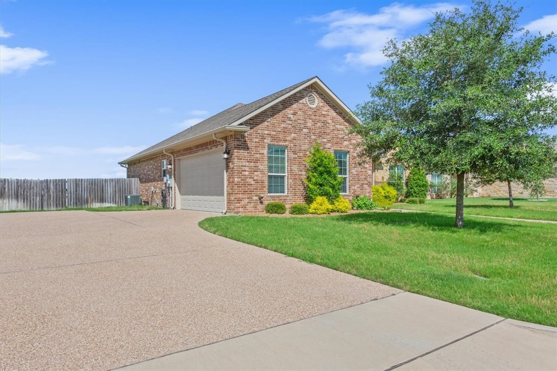 1025 Princess Diana Drive, McGregor, Texas image 4