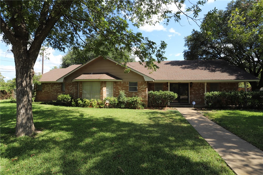 608 W 5th Street, McGregor, Texas image 1