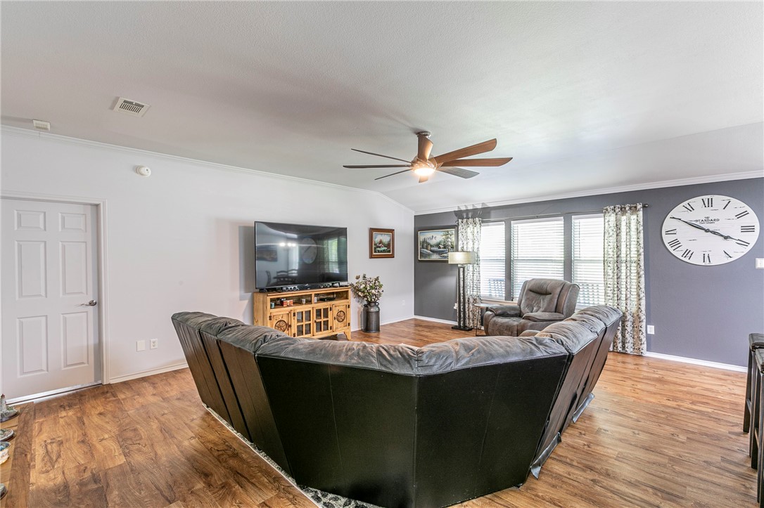 705 Pebble Creek Drive, Hewitt, Texas image 3
