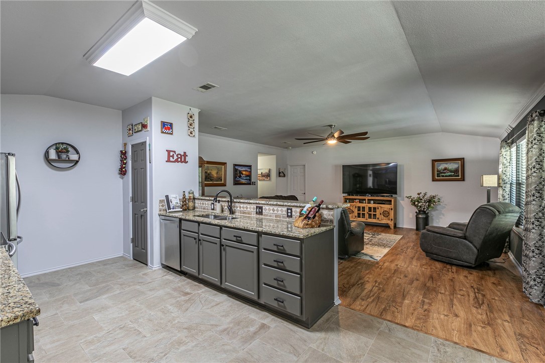 705 Pebble Creek Drive, Hewitt, Texas image 8