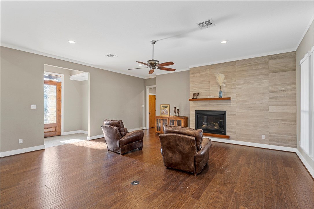 313 Stone Manor Drive, McGregor, Texas image 6