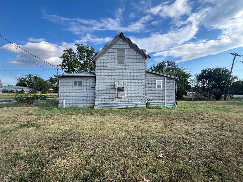 201 N Wiebusch Street, Riesel, Texas image 4