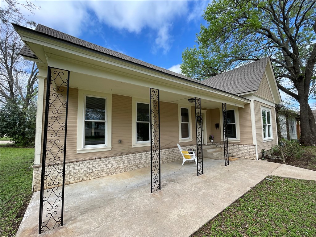 713 S Tyler St, McGregor, Texas image 5