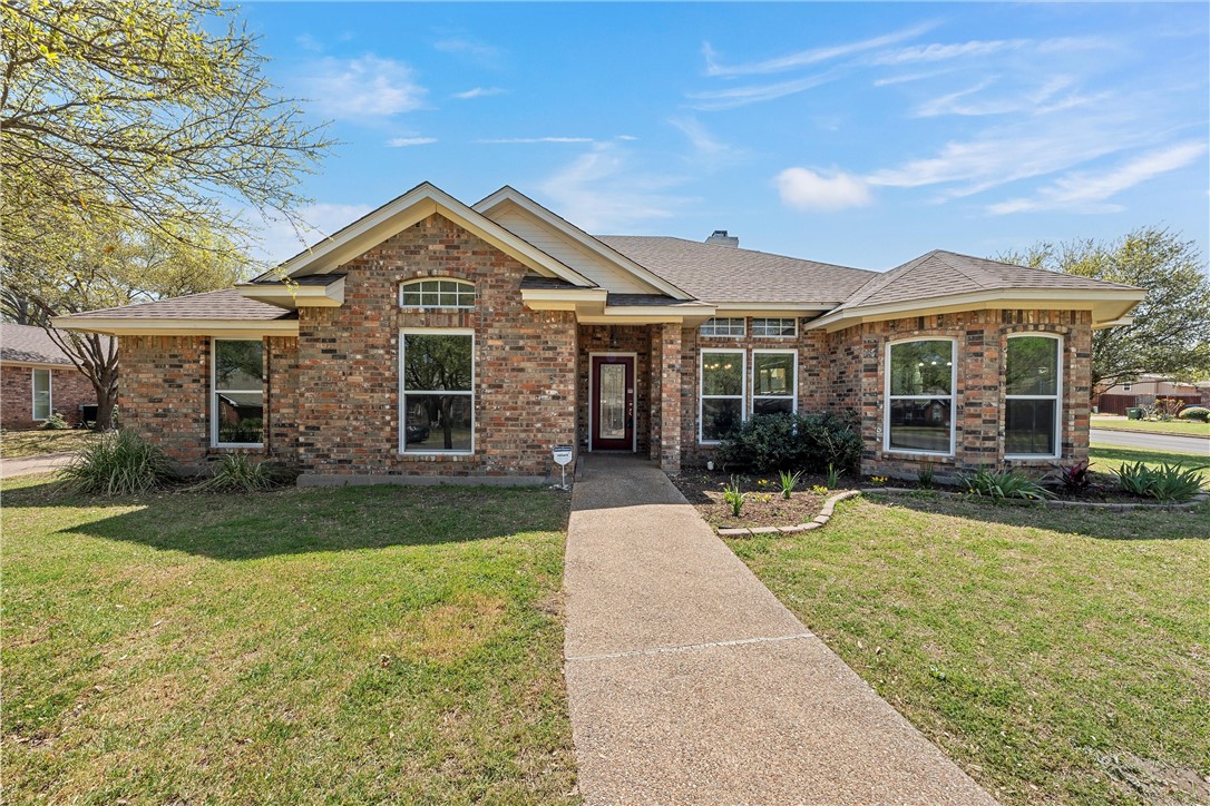 301 Whispering Meadows Drive, Hewitt, Texas image 1