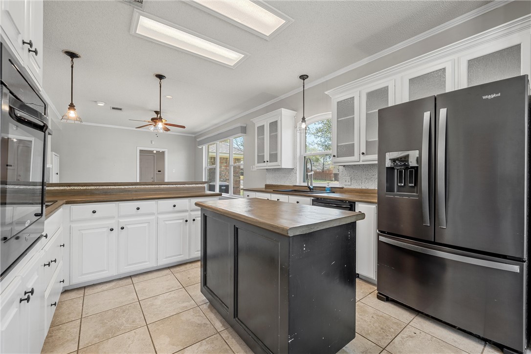 301 Whispering Meadows Drive, Hewitt, Texas image 11