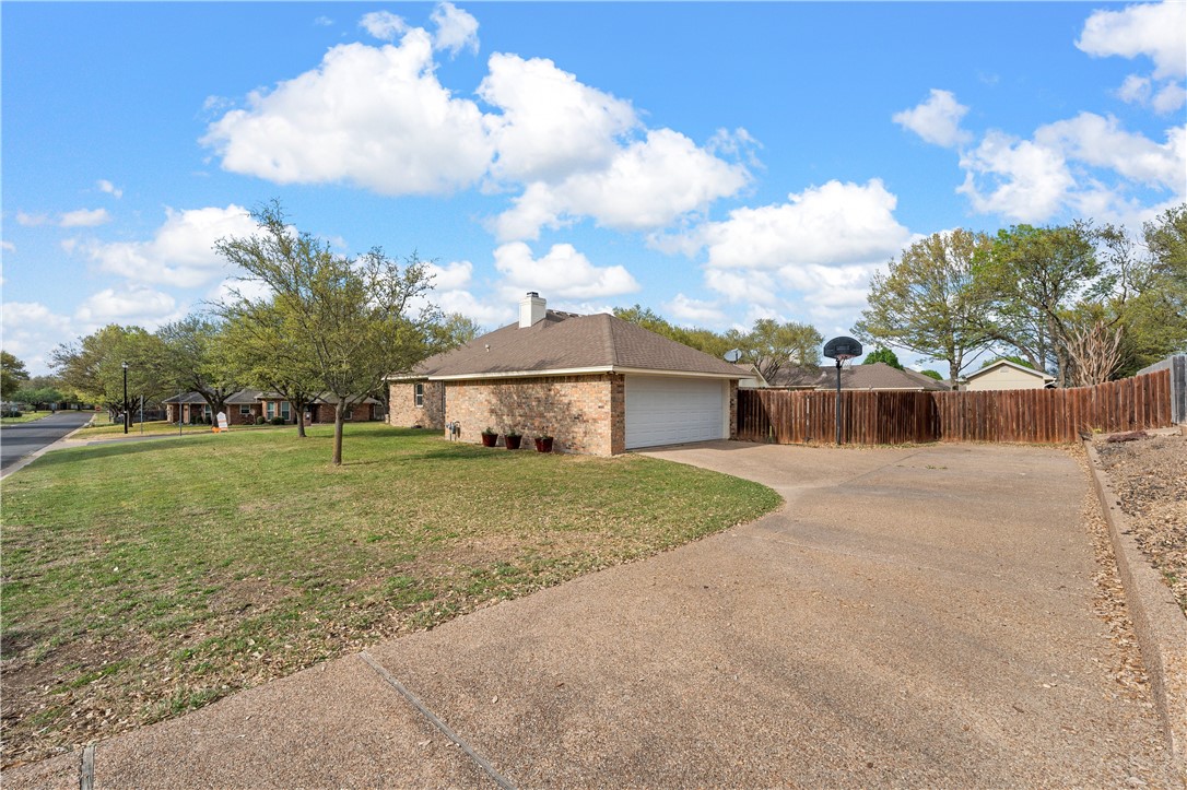 301 Whispering Meadows Drive, Hewitt, Texas image 29