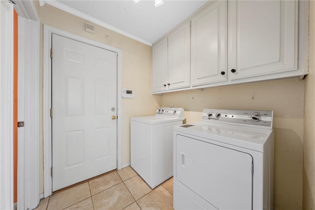 301 Whispering Meadows Drive, Hewitt, Texas image 14