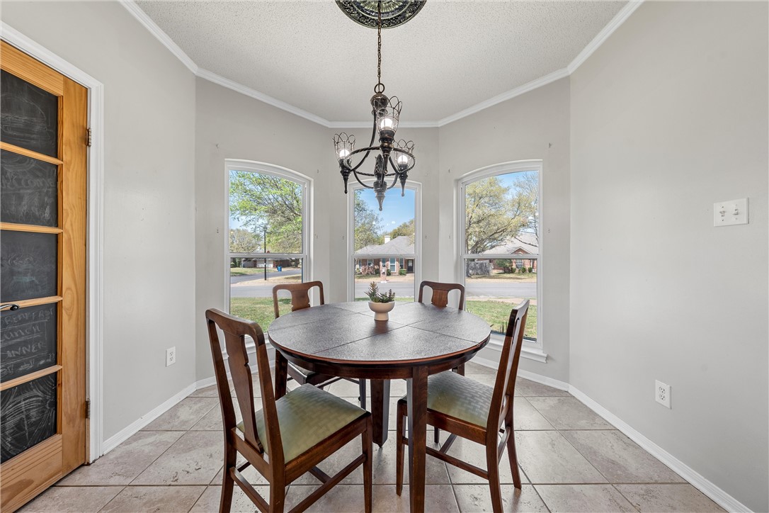301 Whispering Meadows Drive, Hewitt, Texas image 12