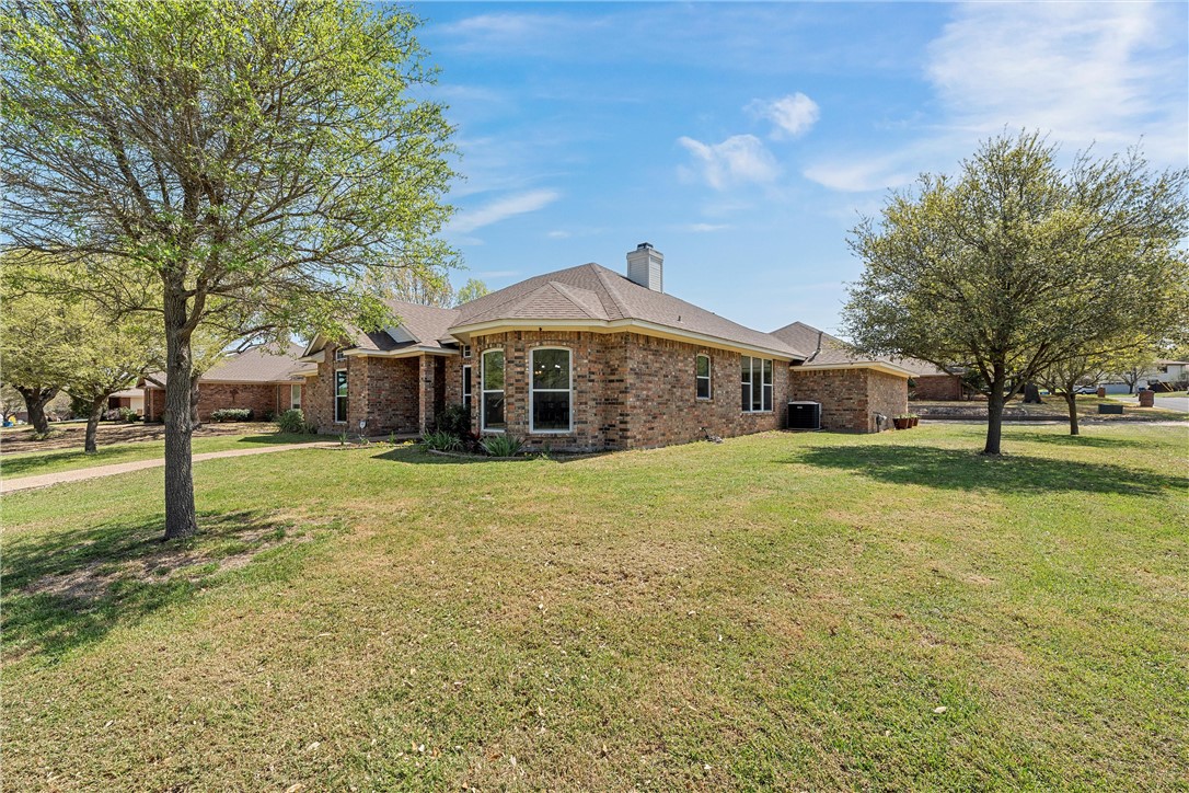 301 Whispering Meadows Drive, Hewitt, Texas image 2