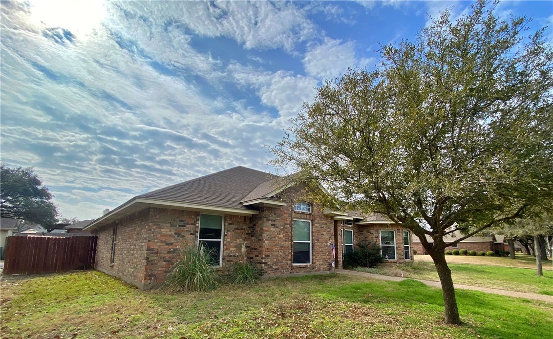 301 Whispering Meadows Drive, Hewitt, Texas image 2