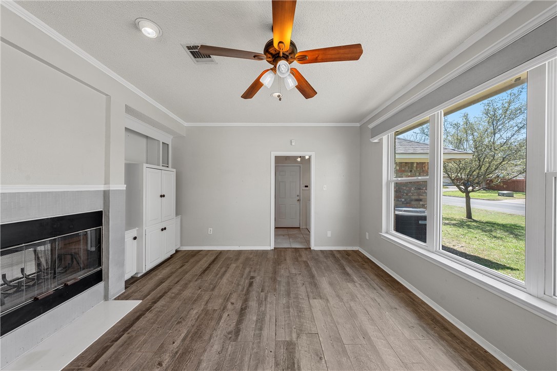 301 Whispering Meadows Drive, Hewitt, Texas image 8