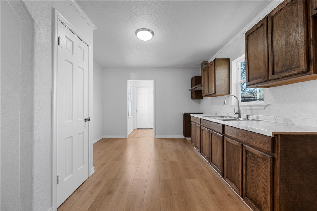 1007 S Van Buren Street, McGregor, Texas image 4
