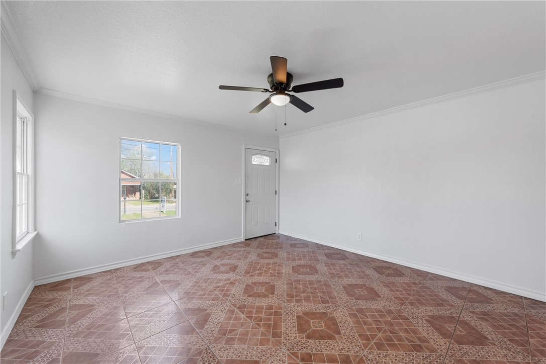 1007 S Van Buren Street, McGregor, Texas image 3