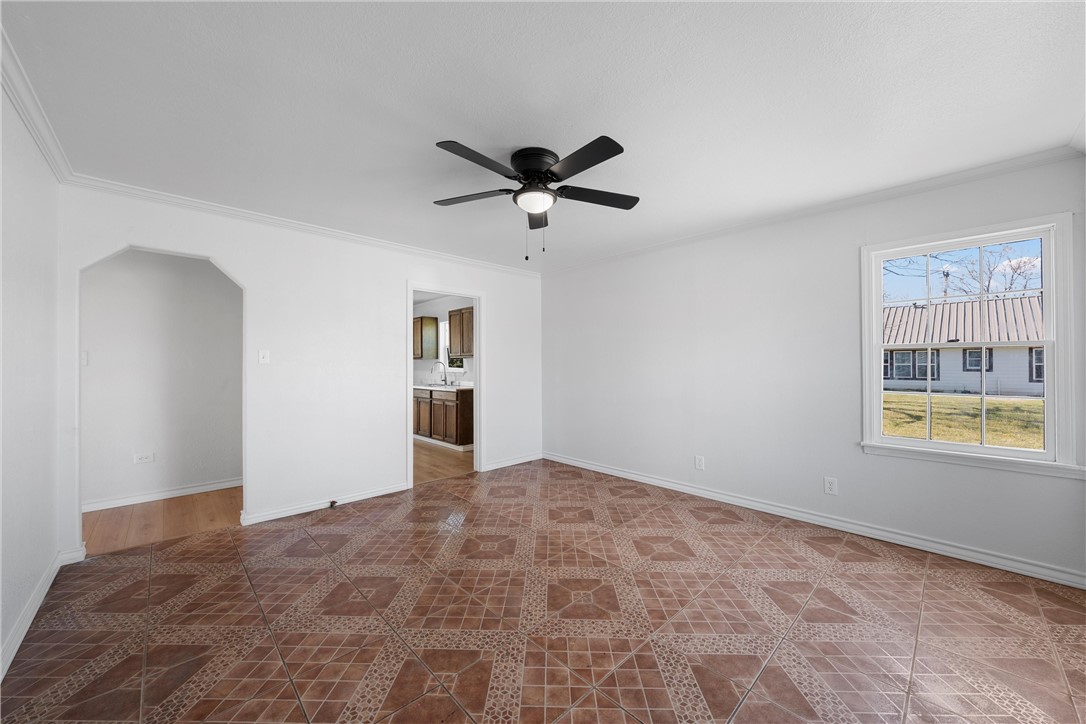 1007 S Van Buren Street, McGregor, Texas image 2