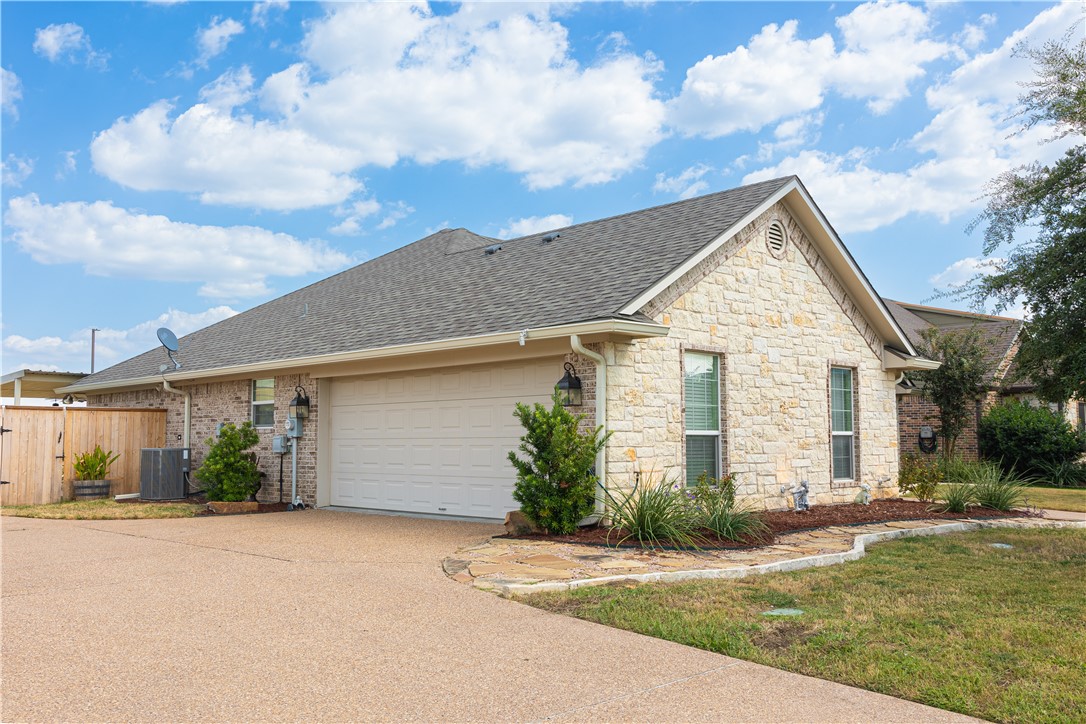 909 Princess Diana Drive, McGregor, Texas image 3