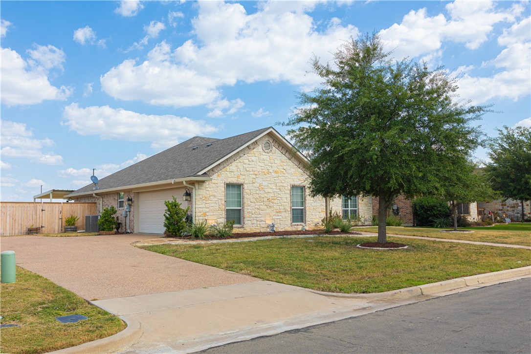 909 Princess Diana Drive, McGregor, Texas image 2