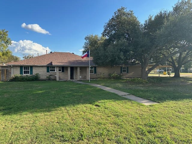 702 E Kezee Street, Calvert, Texas image 1