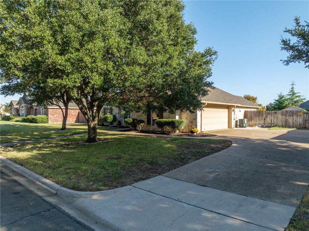 210 Desert Sky Drive, McGregor, Texas image 3