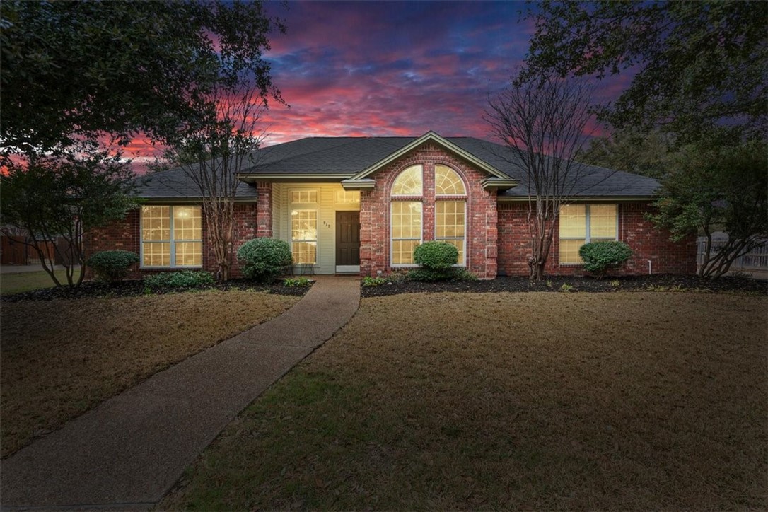 817 Stoneridge Drive, Hewitt, Texas image 2