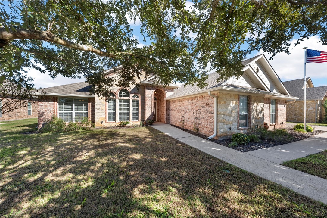 933 Queen Elizabeth Street, McGregor, Texas image 3