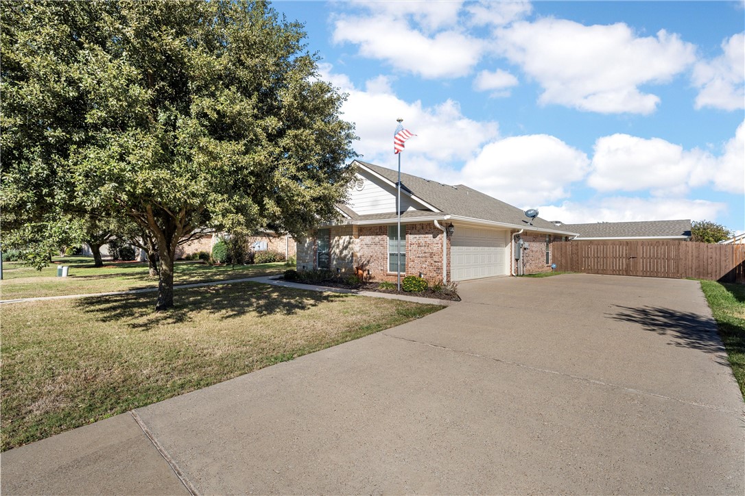 933 Queen Elizabeth Street, McGregor, Texas image 4