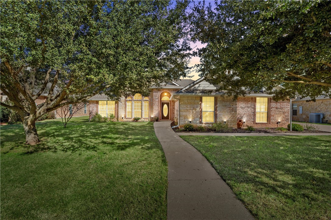 933 Queen Elizabeth Street, McGregor, Texas image 1