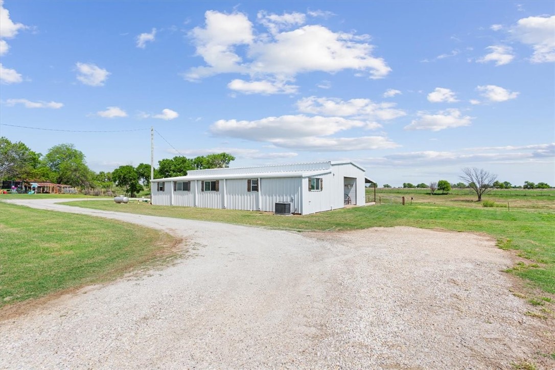 1576 Hcr 2302 S, Abbott, Texas image 5