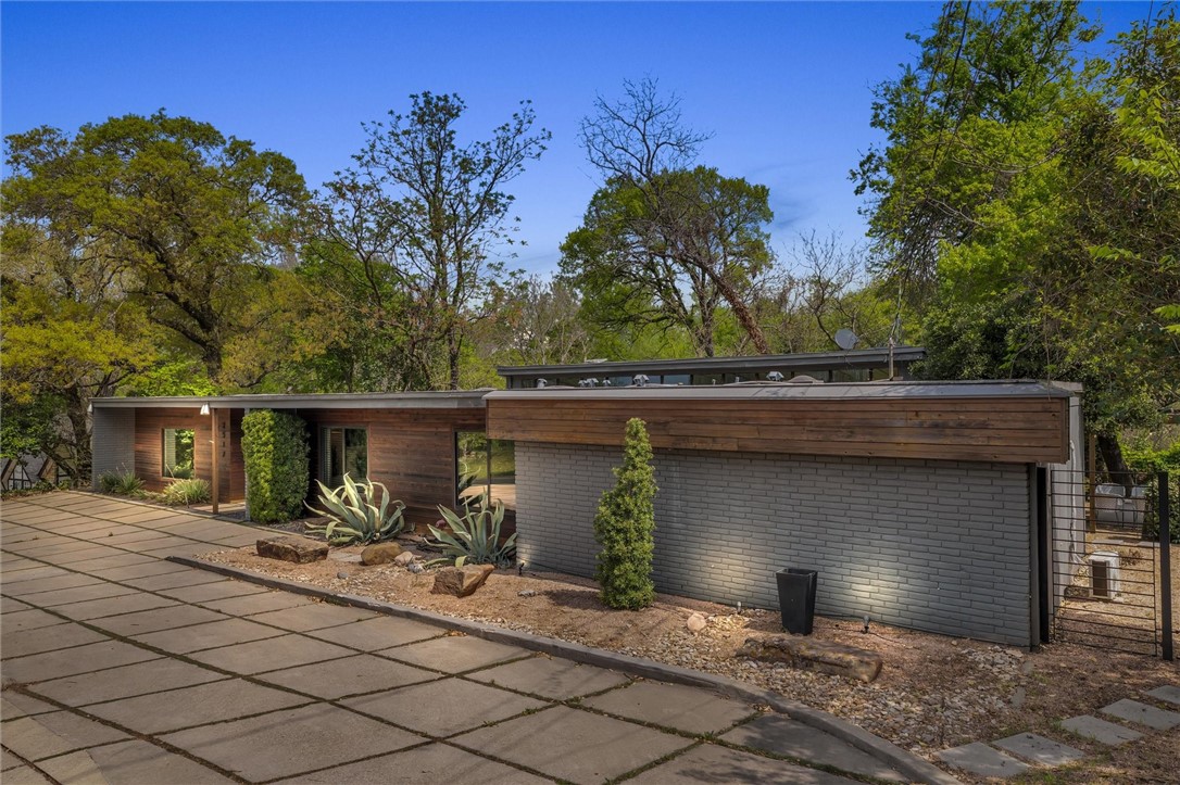 2517 Wooded Acres Drive, Waco, Texas image 1