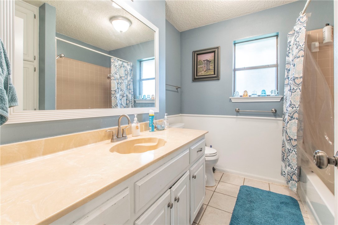 205 Bonham Drive, Hewitt, Texas image 13